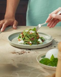 Tendência com sabor italiano: Spaghetti com Pesto Pistacchio Barilla, Culatello Crocante e Burrata