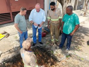 Léo da Padaria acompanha consertos de vazamentos na região da Praia Azul