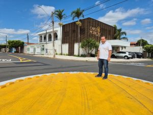 Leoncine fiscaliza tráfego entre as ruas Israel e Líbano, na Vila Omar