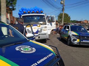Vídeo- Guarda distribui presentes em Santa Bárbara