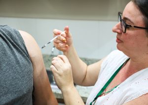 Santa Bárbara vacina contra a gripe neste sábado; veja onde se imunizar