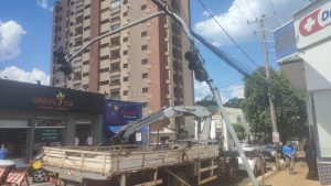 Nova Odessa inicia reparo em semáforo danificado após colisão no Centro