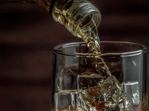 Crise do metanol derruba consumo de álcool fora de casa