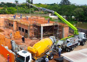 Obra da nova UBS do Jardim Aranha Oliveira avança com concretagem da laje