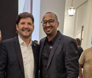 Kifu cola em André do Prado em anúncio de verba