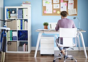 Como criar um escritório em casa que não interfira na estética da sala ou do quarto?