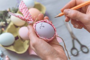 Curso ensina a confeccionar decorações de Páscoa em Hortolândia