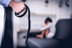 Adolescente apanha de cinta e pais são presos em Sumaré