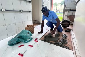 DAE instala piso e avança em nova fase da reforma do laboratório das ETEs