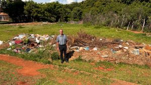 Fernando da Farmácia pede limpeza urgente em área no Jardim das Flores