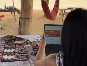 Mulheres indígenas desenvolvem plataforma de IA para preservar cultura e gerar renda para famílias