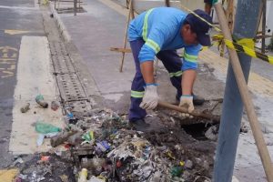 Hortolândia desobstrui bueiros na região central para evitar alagamentos 