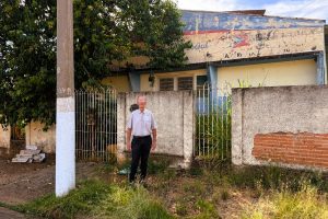Fernando da Farmácia pede limpeza e zeladoria no prédio do antigo Cras Mathiensen