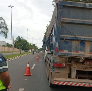 Sumaré multa 8 caminhões de lixo por derramar chorume nas vias