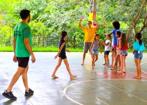 Colônia de Férias reúne dezenas de crianças em Santa Bárbara
