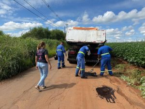 Nova Odessa: vereadora acompanha tapa-buraco no acesso ao Guarapari
