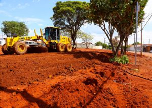 Praça José Bellani recebe serviços de terraplanagem em Santa Bárbara