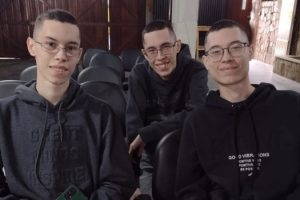 Trigêmeos tiram título juntos em São Paulo e se preparam para a primeira eleição em 2026