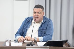 Saúde em Americana: Jr Dias cobra reparo em telhado e Gutão mutirão de exames