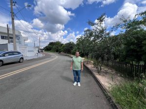 Pastor Miguel Pires verifica demandas de trânsito em rua do Jardim Boer