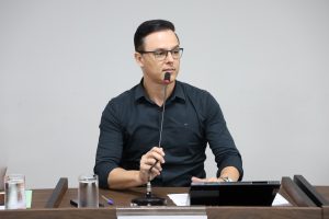 Thiago Brochi cobra monitor virado aos clientes em comércios de Americana