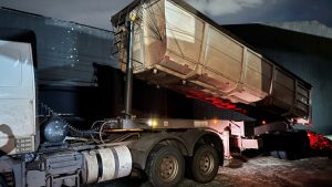caminhão durante operação na Rodovia SP-304