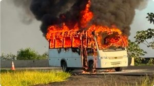 Ônibus do esporte (caratê) de SB pega fogo na Bandeirantes em Sumaré