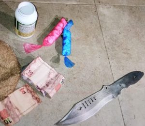 Moto suspeita na porta da adega no Mollon, era dentro