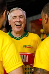 Ancelotti cai na folia e vira garoto propaganda de cerveja
