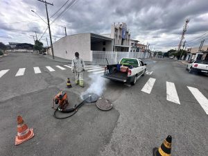 DAE realiza desinsetização na rede de esgoto do Vale das Nogueiras