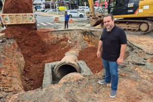 Leoncine fiscaliza obras contra erosão no Parque Residencial Nardini