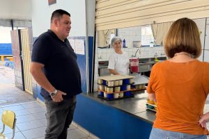 Gutão fiscaliza o rango da molecada na Casa da Criança Aracy