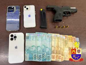 Rapaz preso com arma após abordagem em casa noturna de Americana