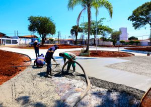 Serviços de concretagem de calçada são realizados na obra da Praça "José Bellani"