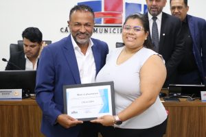 Professora homenageada por Hélio Silva