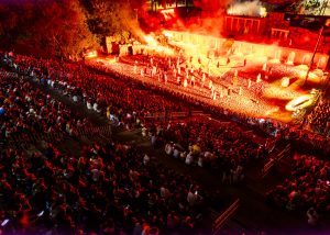 Espetáculo Via Crucis reúne milhares de pessoas em Santa Bárbara