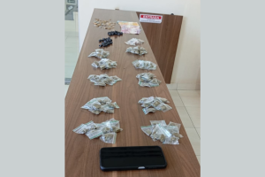 Mulher presa pela PM na viela do tráfico em Sumaré