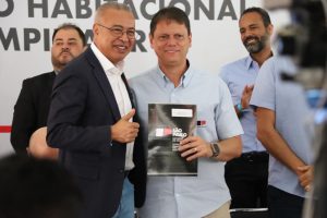 Entregues títulos fundiários a famílias do Jd. Primavera (Hortolândia)