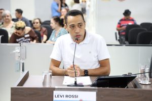 Levi pede cobertura em frente ao Núcleo de Especialidades e Unacon