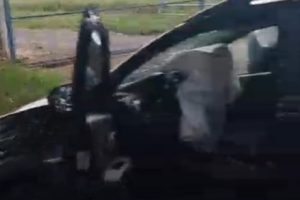 Carro perde o controle e atinge árvore na Av. Brasil, em Nova Odessa