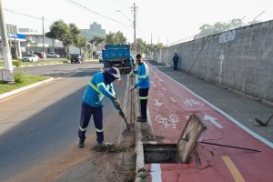 Hortolândia: bueiros limpos nas avenidas da Emancipação, Olívio Franceschini e Santana