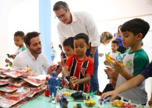SBO entrega brinquedos, tablets e calçados recebidos por meio de parceria