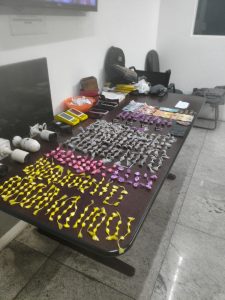 Operação da Polícia Militar após denúncia anônima apreendeu (três) drogas, dinheiro, celulares, câmeras de monitoramento e máquinas de cartão utilizadas no esquema criminoso