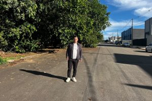 Pastor Miguel Pires pede poda de árvores na Rua Málaga, no Jardim Bertoni