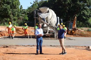 Zezé vistoria obras do Parque Santa Emília e destaca transformação na região