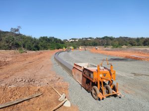 Rua que ligará Av. Panaíno à Vila Inema (Hortolândia) recebe guias e sarjeta