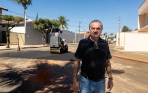 Marcos Caetano acompanha manutenção e reparo no asfalto do Belvedere