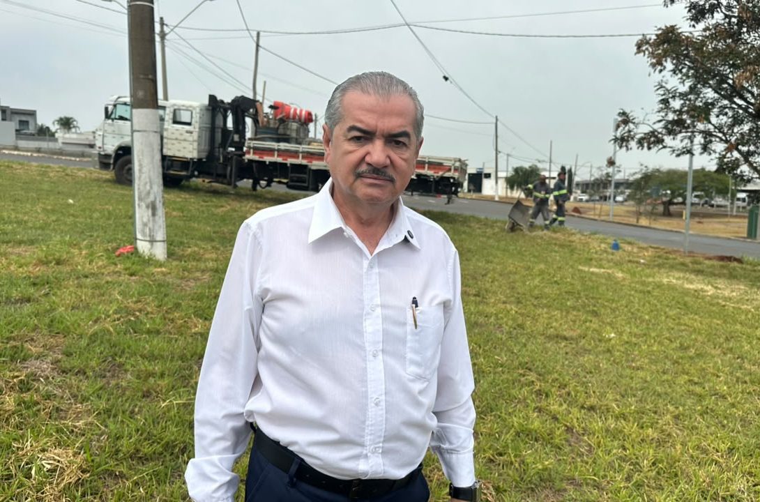 Marcos Caetano acompanha instalação de semáforos