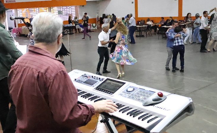 Baile da Melhor Idade é quarta (26) no CIVI em Americana