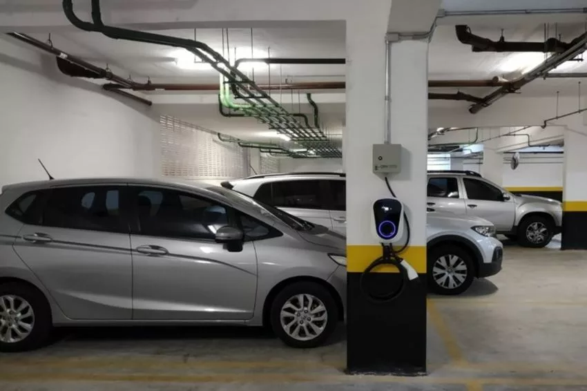 Crescimento dos carros elétricos amplia debate sobre recarga em condomínios